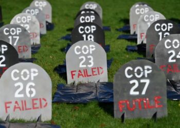JUTAAN aktivis alam sekitar menyatakan  bantahan berhubung isu krisis alam sekitar sewaktu Persidangan Perubahan Iklim (COP26) di Glasgow, baru-baru ini.