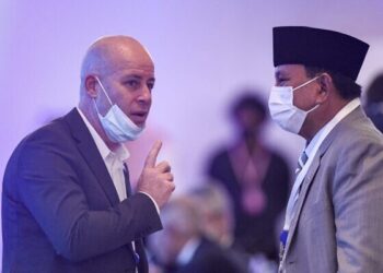 ITAY Tagner (kiri) ketika mengadakan pertemuan dengan Prabowo Subianto di Bahrain pada November lalu. - AFP