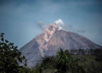 GUNUNG Semeru meletus sekali lagi sehingga mencetuskan panik dalam kalangan penduduk. - AFP