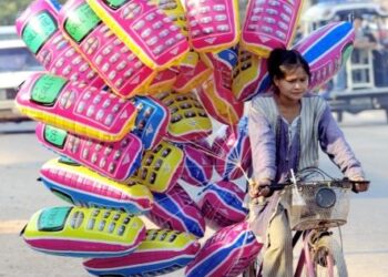 Kanak-kanak belum faham erti manfaat, selalu yang menjadi bualan di grup adalah perkara ringan, senang cakap membuang masa dan data. - GAMBAR HIASAN