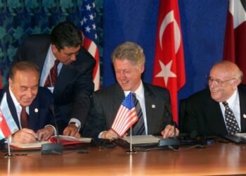 HEYDAR Aliyev (kiri) menandatangani perjanjian dengan syarikat-syarikat gergasi dunia termasuk dari Amerka Syarikat dan Turki bagi membangunkan industri minyak dan gas di Azerrbaijan. – AFP