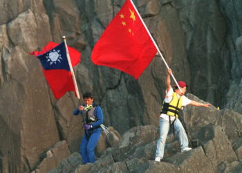 PEMIMPIN protes mengibarkan bendera Taiwan dan China di Pulau Diaoyu-Senkaku simbolik tuntutan Taiwan ke atas kawasan itu.-AFP