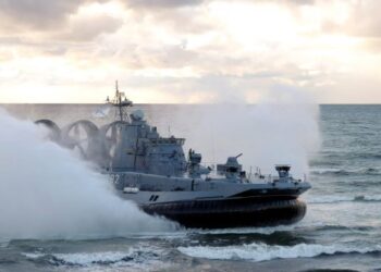HOVERCRAFT terbesar dunia, Zubr-class LCAC ketika latihan ketenteraan Rusia di Laut Baltik. – AFP