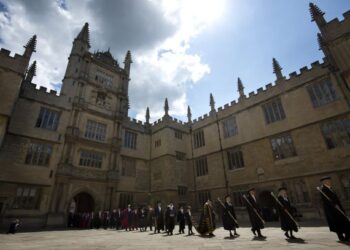 TEMPOH tiga tahun pengajian ijazah sarjana muda di kebanyakan universiti di England adalah berbeza dengan negara kita dari aspek syarat dan mutu kemasukan. – AFP