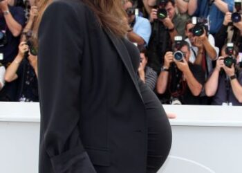 Pelakon terkenal Hollywood, Angelina Jolie ketika sarat mengandung pada 2008. – GAMBAR HIASAN/AFP