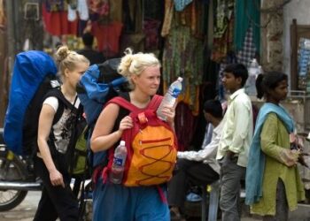 ADA golongan backpacker dari Barat mengutip sumbangan atau mengemis di beberapa negara di Asia Tenggara semata-mata untuk menampung perbelanjaan mereka. – GAMBAR HIASAN/AFP