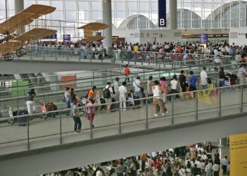 HONG Kong mengeluarkan arahan melarang masuk penerbangan dari Indonesia. - AFP