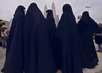 PENULIS mengkritik sikap segelintir masyarakat Melayu yang keterlaluan mengikut serta meniru budaya orang Arab dan Barat. – AFP