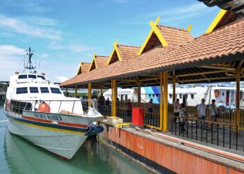 PELANCONG Batam sering masuk ke Johor untuk mendapatkan rawatan perubatan di hospital swasta menggunakan feri. - AFP