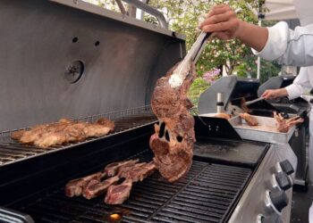 KERAJAAN menetapkan polisi halal yang ketat terhadap setiap produk daging sama ada lembu, kerbau, kambing, ayam atau haiwan halal import lain yang masuk ke pasaran. – GAMBAR HIASAN/AFP