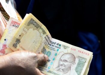 DUA kanak-kanak di India menjadi 'jutawan segera' selepas bank tersalah masukkan amaun duit ke akaun mereka. - AFP