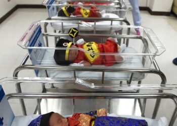 BAGI masyarakat Cina, perkataan yang digunakan untuk menamai anak menggambarkan harapan ibu bapa terhadap anak-anak. – AFP