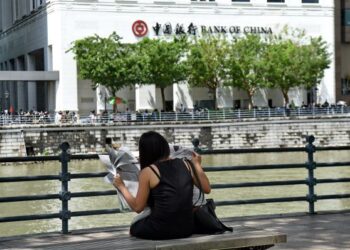 Ada rakyat Singapura dikatakan sanggup menyeberang Tambak Johor semata-mata mahu mendapatkan surat khabar tempatan seperti Utusan Malaysia.  – Gambar hiasan/AFP
