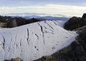 PEMANDANGAN glasier tropika di pergunungan Puncak Jaya, Papua.-AFP
