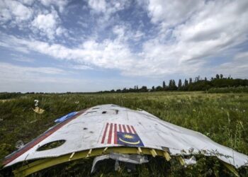 SERPIHAN pesawat MH17 milik Malaysia Airlines yang ditemukan di perkampungan Grabove, Donetsk pada 2014. – AFP
