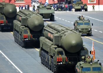 SISTEM peluru berpandu balistik antara benua milik tentera Russia, Yars RS-24 dipamerkan dalam perarakan tentera di Moscow pada Mei 2015. - AFP