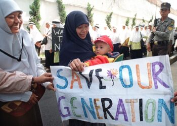 PERANAN perlu dimainkan oleh semua yang berkepentingan dalam mendidik rakyat Malaysia bagi membendung masalah ini dari menjadi barah dalam masyarakat. -AFP