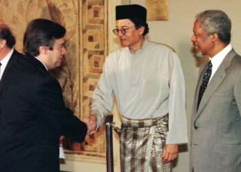 PRESIDEN Perhimpunan Agung PBB, Tan Sri Razali Ismail lengkap berbaju Melayu semasa menghadiri persidangan di New York, Amerika Syarikat pada 23 Jun 1997, Turut kelihatan, Setiausaha Agung PBB, Kofi Annan (kanan).  – AFP