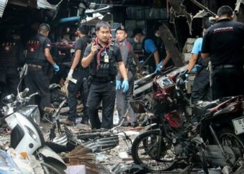 PASUKAN forensik melakukan siasatan selepas berlaku serangan bom di Yala pada 2018. - AFP