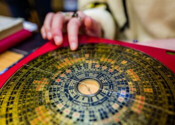 PADA zaman dahulu, masyarakat Cina menggunakan kompas untuk menengok ramalan. – AFP