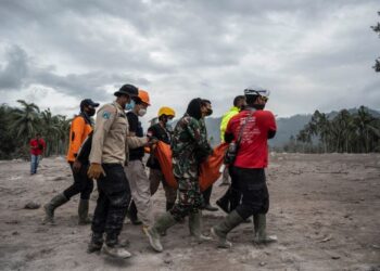 PASUKAN penyelamat membawa mayat mangsa korban di Kampung Sumber Wuluh di Lumajang.-AFP