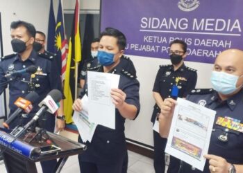 Ashmon Bajah (tengah) bersama dua pegawai polis menunjukkan maklumat serbuan dan tangkapan ada sidang media di IPD Kuching hari ini