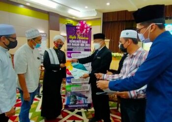 MOHAMMAD ADIB Hussain (tengah) menunjukkan poster program Sulh kepada para peserta yang mengikuti program Komuniti Sulh dan Rakan BSK di Jakess, Shah Alam, Selangor hari ini.