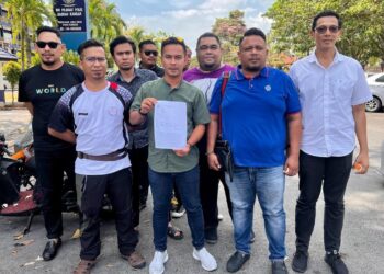SAIFUL Fariddil Jasmi (empat dari kanan) mewakili Pemuda UMNO Bahagian Kangar membuat laporan di Ibu Pejabat Polis Daerah Kangar bagi membantah penganjuran acara pembukaan bar menampilkan kumpulan Thai Hot Guy.-UTUSAN/ASYRAF MUHAMMAD