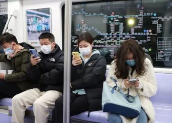 WHO meminta China mengemukakan data Covid-19 yang lebih lengkap ketika ramai rakyatnya mula melakukan perjalanan ke luar negara.-AGENSI