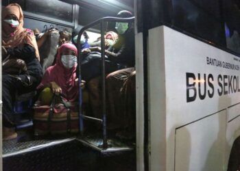 PELARIAN Rohingya menunggu di dalam bas semasa proses pemindahan dilakukan di Aceh.-SYIFA YULINNAS