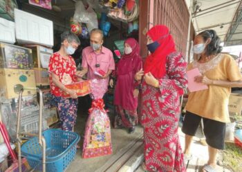 WAN Hassan Wan Ibrahim (dua dari kiri) mengunjungi Mek Ateng sempena Tahun Baharu Cina di Pekan Cherang Ruku, Pasir Puteh, Kelantan. - UTUSAN/TOREK SULONG