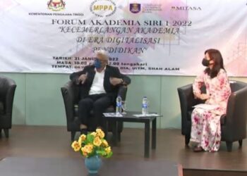 WAHID Razzaly (tengah) dan Rita Irina Abd. Wahab (kanan) ketika menghadiri Forum Akademia 'Kecemerlangan Akademia Di Era Digitalisasi Pendidikan' secara dalam talian di Dewan Seminar Universiti Teknologi Mara (UiTM) di Shah Alam, Selangor, hari ini.