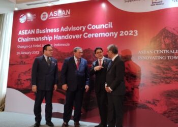 ARSJAD Rashid (dua dari kanan) bersama delegasi lain di sidang akhbar Majlis Penyerahan Jawatan Pengerusi ASEAN-BAC 2023 daripada Kemboja kepada Indonesia, di Jakarta. - AGENSI  