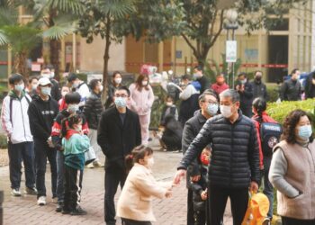 PENDUDUK beratur untuk menjalani ujian koronavirus Covid-19 di Wuhan di wilayah Hubei tengah China pada 4 Mac 2022.-AFP