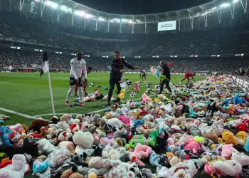 RATUSAN patung mainan dilemparkan peminat bola sepak ke atas padang sebagai tanda solidariti terhadap kanak-kanak yang terlibat dalam gempa bumi Turkiye. -AP