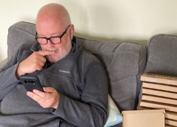 TOM Arnold memeriksa semula pesanan dalam talian yang dibuat selepas menerima 60 kotak cermin mata.-AGENSI