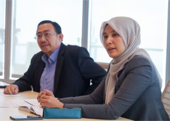 NURUL Izzah Anwar dan Khairil Anuar Ramli pada sesi taklimat perkembangan Jawatankuasa Penasihat kepada Menteri Kewangan di Tower 1, Menara Berkembar Petronas,  Kuala Lumpur, semalam. – UTUSAN/SADDAM YUSOFF