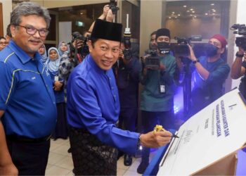 AHMAD Maslan merasmikan e-kaunter dan piagam pelanggan Lembaga Pembiayaan Perumahan Sektor Awam di Putrajaya, semalam. 
– UTUSAN/FAISOL MUSTAFA