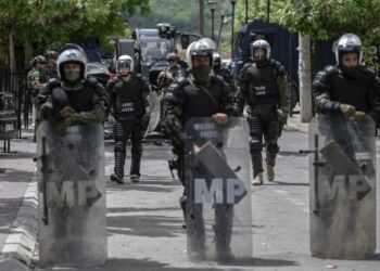 TENTERA NATO dan pasukan polis tentera antarabangsa berkawal di kawasan berhampiran Zvecan, utara Kosovo. - AFP