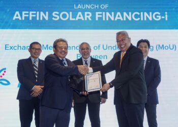 Nazlee Khalifah (depan, kiri) menyerahkan sijil pertukaran memorandum kepada wakil rakan solar dari Gading Kencana Sdn Bhd, Datuk Ir. Guntor Tobeng pada majlis pelancaran Affin Solar Financing-i dan pertukaran memorandum persefahaman bersama lapan agensi rakan Solar di Menara Affin @ TRX, Kuala Lumpur, semalam. – UTUSAN/AMIR KHALID