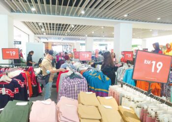 WARGA Singapura sering membanjiri pusat beli-belah di Johor Bahru kerana menawarkan harga jauh lebih murah apatah lagi kejatuhan nilai ringgit memberi kuasa beli yang semakin meningkat kepada mereka.