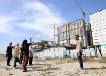 SEBAHAGIAN pembeli menunjukkan projek pembinaan pangsapuri penjawat awam yang masih terbengkalai di Lembah Sireh, Kota Bharu, Kelantan. – UTUSAN/KAMARUL BISMI KAMARULZAMAN