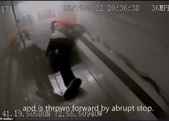 SUSPEK terhantuk pada dinding sebuah kenderaan polis ketika dalam perjalanan ke balai polis di Connecticut. - TWITTER