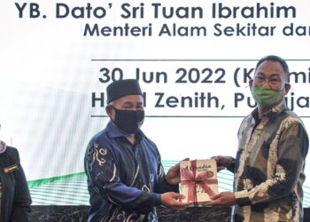 TUAN Ibrahim Tuan Man melancarkan Portal Pekerjaan Hijau inisiatif MGTC di Putrajaya. - UTUSAN/FAIZ ALIF AHMAD ZUBIR