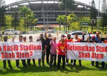 AZHARI Shaari (enam, kanan) bersama sebahagian daripada lebih 20 penduduk Shah Alam hadir dalam perhimpunan membantah perobohan Stadium Shah Alam, Selangor, hari ini. - UTUSAN / ABDUL RAZAK IDRIS