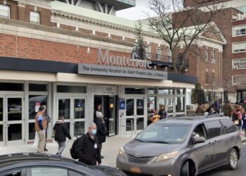 PAKAR bedah melakukan prosedur pemindahan jantung dari penderma yang menghidap HIV positif di hospital Montefiore di Bronx, New York. - AGENSI.