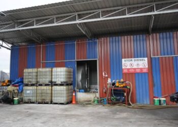 POLIS menyerbu sebuah premis yang menjalankan aktiviti penyalahgunaan minyak diesel bersubsidi di Taman Lagenda Putra, Kulai.