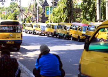 PEMANDU teksi angkutan kota (angkot) akan terjejas teruk dengan kenaikan harga minyak petrol bersubsidi.-AGENSI