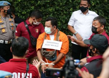 KUAT MARUF antara suspek yang terlibat dalam pembunuhan terancang dibawa ke rumah majikannya di Duren Tiga, Jakarta Selatan.-KOMPAS