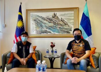 PHOONG Jin Zhe (kanan) bersama Ewon Benedick dalam satu pertemuan ringkas di Kota Kinabalu hari ini.